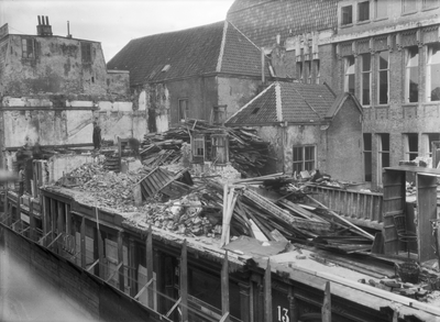853677 Gezicht op de afbraak van de huizen aan de zuidzijde van de Potterstraat te Utrecht, met links de achtergevels ...